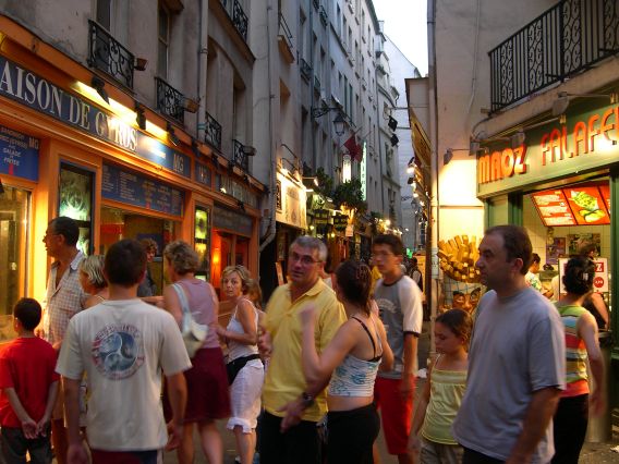  Soir de canicule dans le quartier très touristique de la Huchette